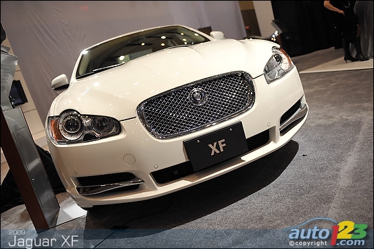 Les Jaguar XKR et XFR 2010 bondissent jusqu'� Toronto