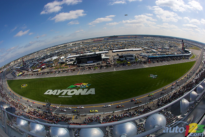 NASCAR: Tony Stewart wins; Danica Patrick DNF (+photos) NASCAR: Tony Stewart wins; Danica Patrick DNF (+photos)