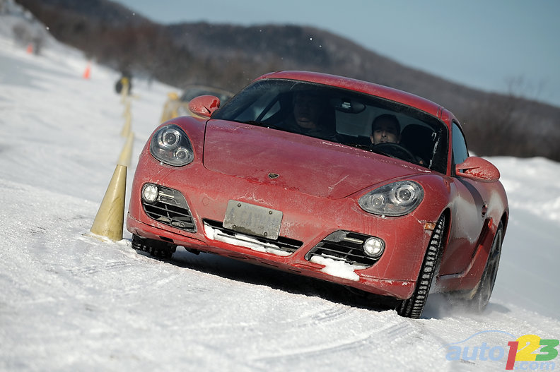 http://www.auto123.com/ArtImages/116084/2010-porsche-winter-test-013.jpg
