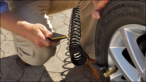 Налягане на гумите през смартфон http://www.auto123.com/ArtImages/122480/2010-tire-pressure-i01.jpg