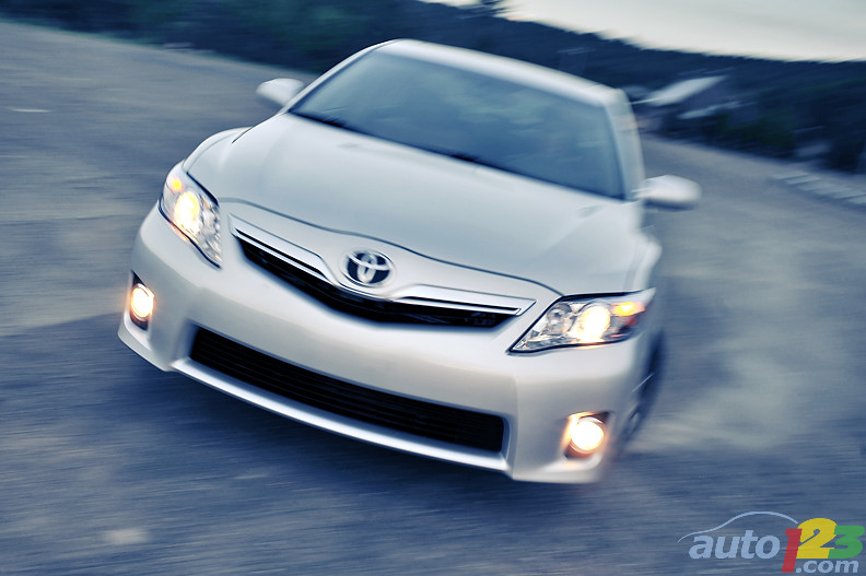 2011-toyota-camry-hybrid-001.jpg