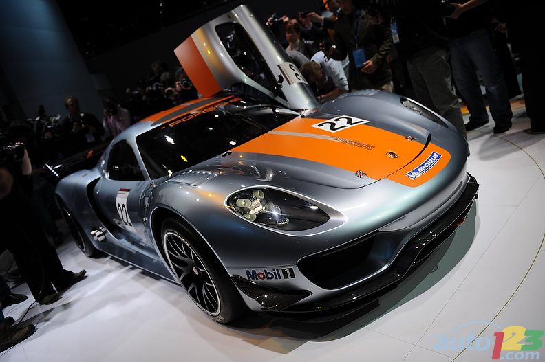 Detroit 2011 Porsche reveals the 918 RSR Hybrid video 