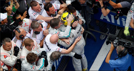 Nico Rosberg chaudement félicité par ses mécaniciens (Photo: Mercedes-AMG-F1.com)