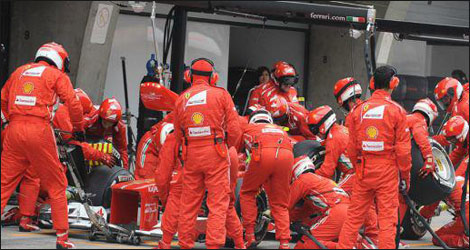 The crew performing a pitstop (Photo: Ferrari)