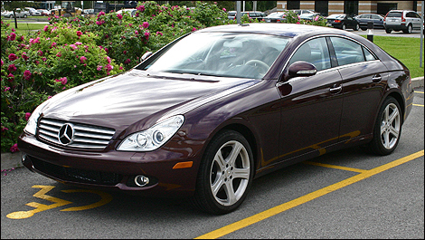 2006 Mercedes-Benz CLS 500 front 3/4 view