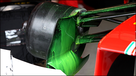 Peinture de flux a&eacute;rodynamique sur les &eacute;copes de freins de la Ferrari.