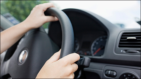 Les deux mains sur le volant