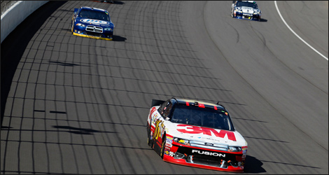 Greg Biffle distance Brad Keselowski en route vers la victoire du Pure Michigan 400 au Michigan International Speedway. (Photo: Todd Warshaw/Getty Images for NASCAR)