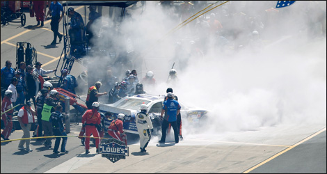 Les secouristes se chargent de la voiture accident&eacute;e dans la ligne des puits de Mark Martin (Photo: Wesley Hitt/Getty Images for NASCAR