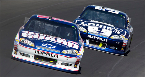 Dale Earnhardt Jr. et Jimmie Johnson ont jou&eacute; la carte de la strat&eacute;gie pour prendre les devants du Pure Michigan 400 au Michigan International Speedway (Photo: Geoff Burke/Getty Images for NASCAR)