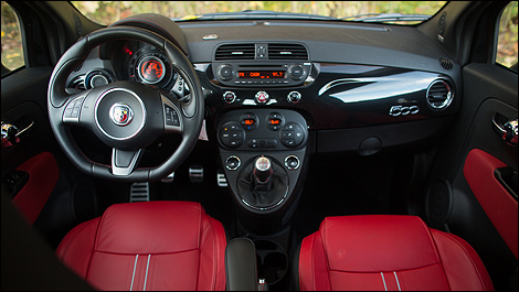 Fiat 500 Abarth 2012 int&eacute;rieur