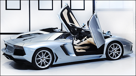 Lamborghini Aventador LP 700-4 Roadster side view