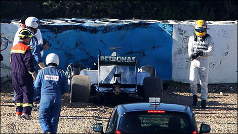 Lewis Hamilton post-crash (Photo: WRi2)