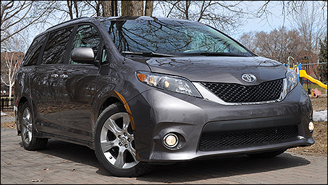 2013 Toyota Sienna SE 3/4 view
