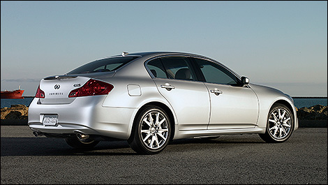2013 Infiniti G37 Sedan rear 3/4 view