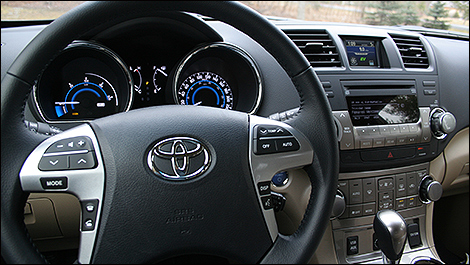 2013 Toyota Highlander hybride Limited driver's cockpit