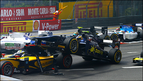 Le carambolage au départ de la course de la série GP2 à Monaco.