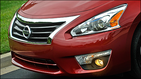 2013 Nissan Altima 3.5 SL headlights and front grille details