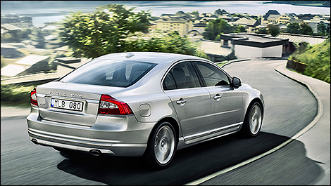 2014 Volvo S80 rear 3/4 view