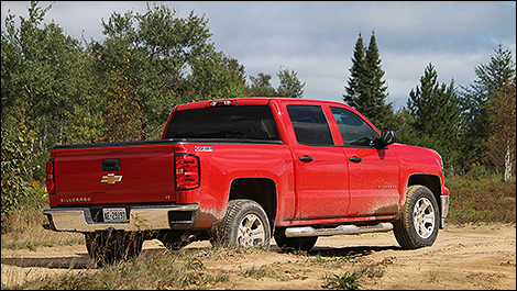 2014 Chevrolet Silverado rear 3/4 view