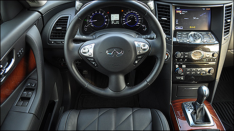2014 Infiniti QX70 inside