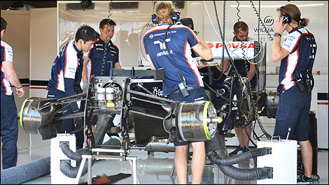 L'équipe Williams au travail dans les garages. 