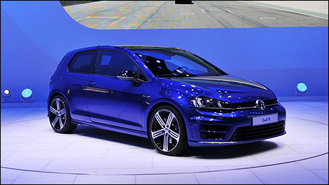 2015 Volkswagen Golf R 3/4 view