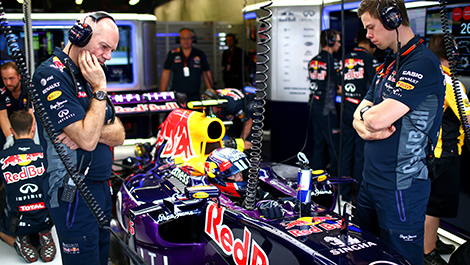 La tension règne dans le garage Red Bull Racing avec Adrian Newey qui observe sa RB11.