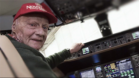Niki Lauda dans le cockpit de son Bombardier Global 5000. (Capture d'écran d'une vidéo de Bombadier)