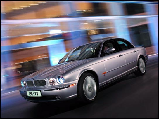 Lancement au Canada de la toute nouvelle berline XJ 2004, la Jaguar la plus évoluée jamais construite, à l'occasion du Salon international de l'automobile du Canada 2003 Lancement au Canada de la toute nouvelle berline XJ 2004, la Jaguar la plus évoluée jamais construite, à l'occasion du Salon international de l'automobile du Canada 2003