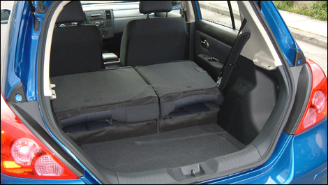 2008 Nissan versa trunk space #3