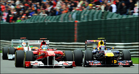 Dépassement de Mark Webber (Red Bull) sur Fernando Alonso (Ferrari) à Spa-Francorchamps. (Photo: WRi2)