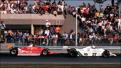 Gilles Villeneuve pourchasse Alan Jones (Williams) durant le Grand Prix du Canada 1979.
